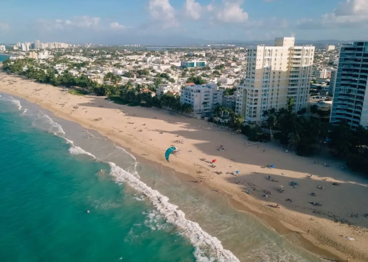 Aerial view of sand, surf and high-rise towers — Tapia Mosaic Beachwalk - San Juan, Santurce