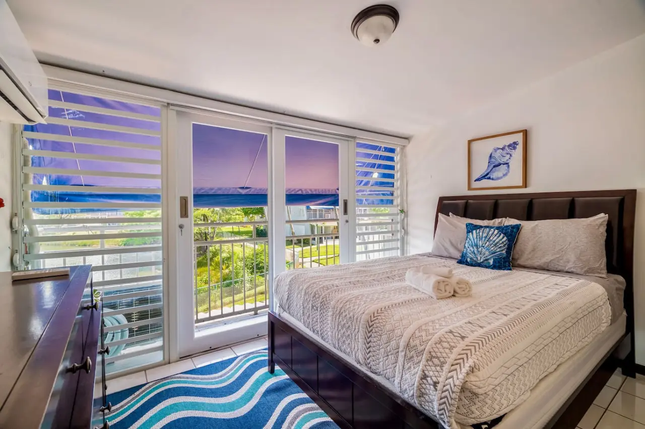 Bedroom with a large window and a balcony view — Beach Villa Dorado Del Mar