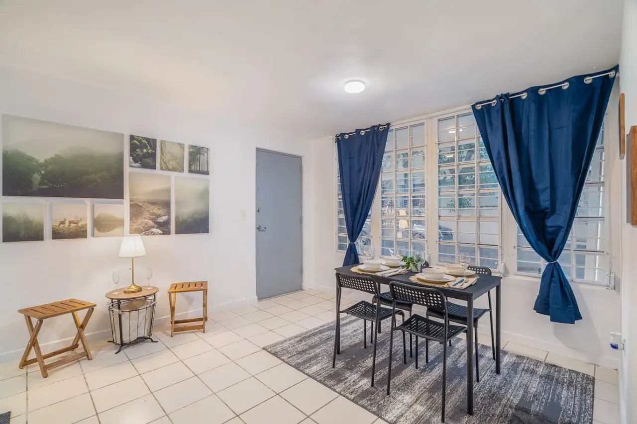 Dining room table with chairs — Condado Grass Patio, Santurce