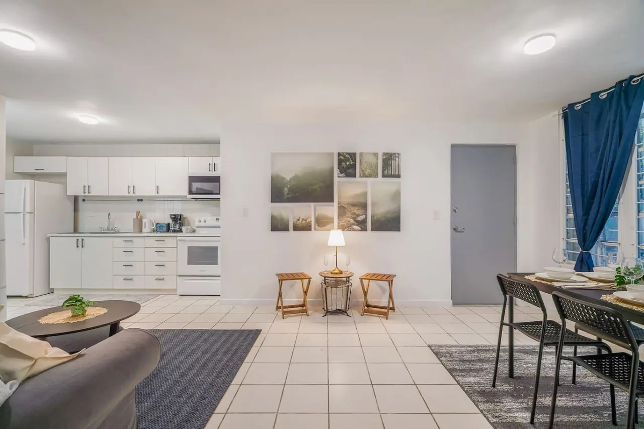 Living area with an open kitchen and a dining table — Condado Grass Patio, Santurce
