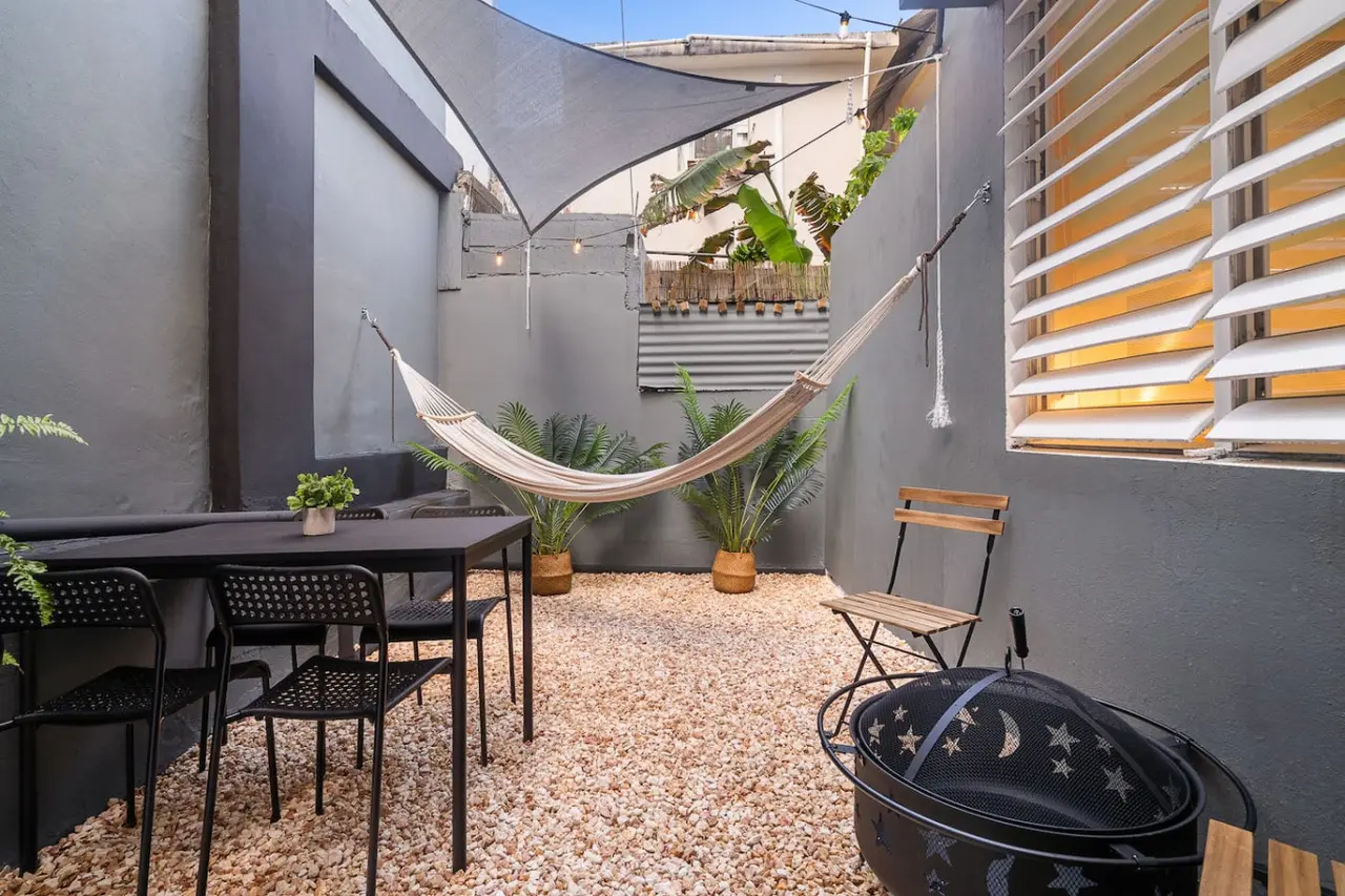 Patio with a hammock, a dining table and a fire pit — Puerto House - Private Patio, Santurce