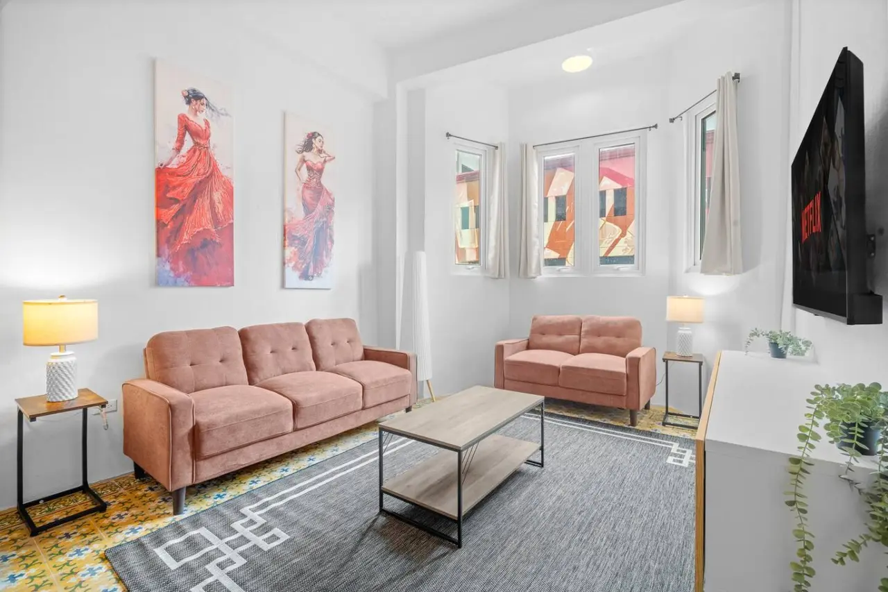 Living room with a couch and a painting on the wall — Bellavista Galleria | Old San Juan
