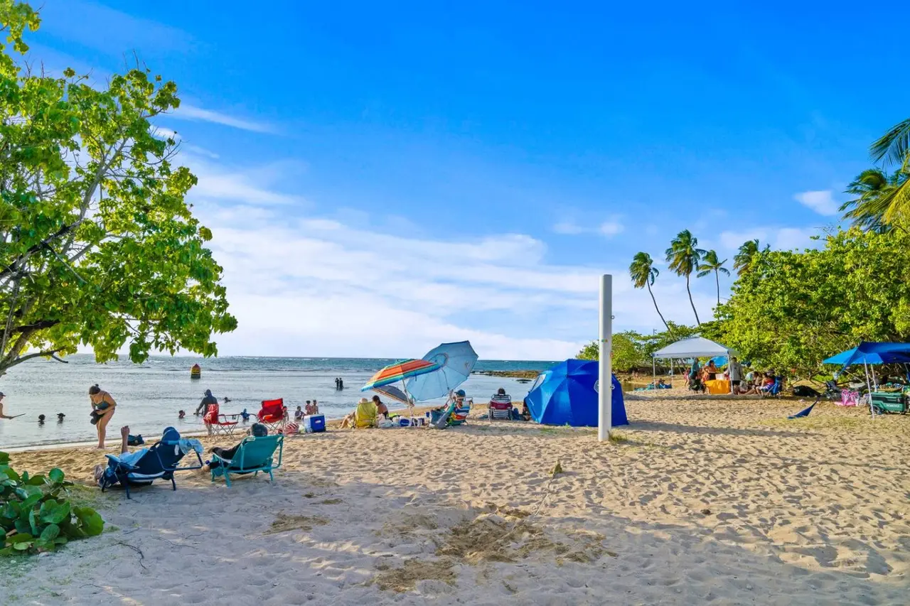 Beach with a blue umbrella and chairs on the sand — Beachside Villa Dorado Pool Beach Access