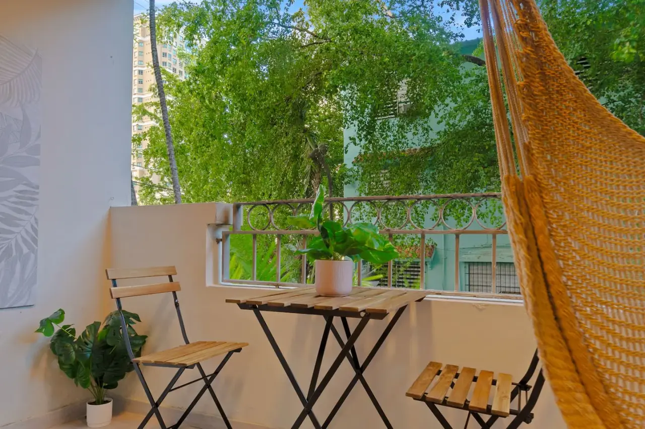 Balcony with a table and chairs on it — San Juan 2BR | Sleeps 7 + Balcony & Laundry, Santurce